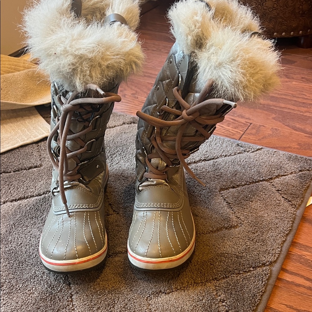 Sorel Quilted Gray Lace-Up Boots